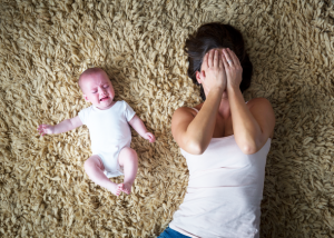 Mujer y Bebé llorando